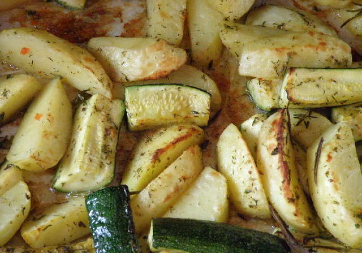 Ziemniaki pieczone z cukinią i ziołami foto