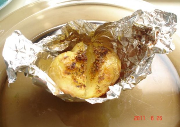 Fotografia przedstawiająca Ziemniaki pieczone z czosnkiem i imbirem