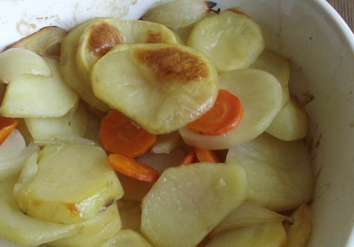 Ziemniaki pieczone z marchwią i cebulą  foto
