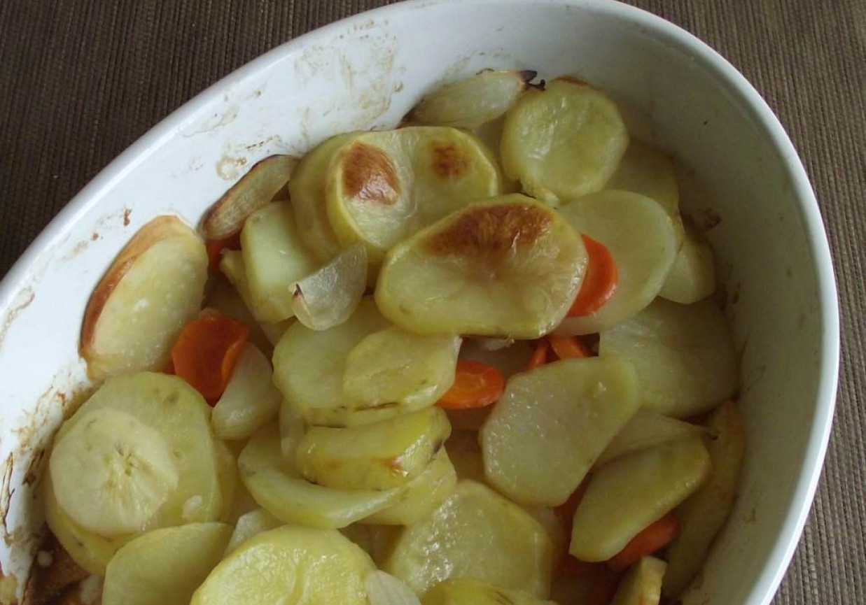 Ziemniaki pieczone z marchwią i cebulą  foto