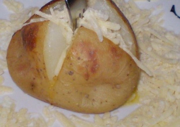 Fotografia przedstawiająca Ziemniaki pieczone z masłem i serem :