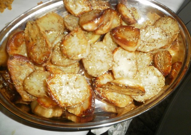 Fotografia przedstawiająca Ziemniaki pieczone z rozmarynem