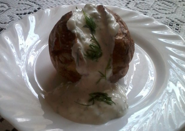 Fotografia przedstawiająca Ziemniaki pieczone z sosem tzatziki