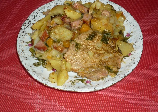 Fotografia przedstawiająca Ziemniaki pieczone z warzywami i schabem