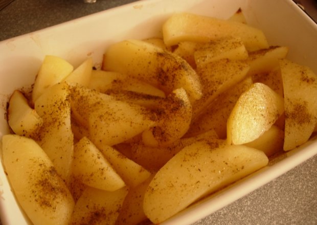 Fotografia przedstawiająca Ziemniaki pieczone z ziołami i czosnkiem