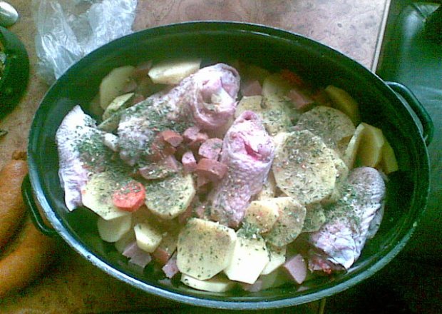 Fotografia przedstawiająca Ziemniaki pieczone  z ziołami.