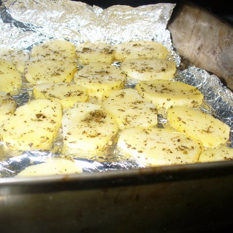 Krok 3 - Ziemniaki pieczone z ziołami foto