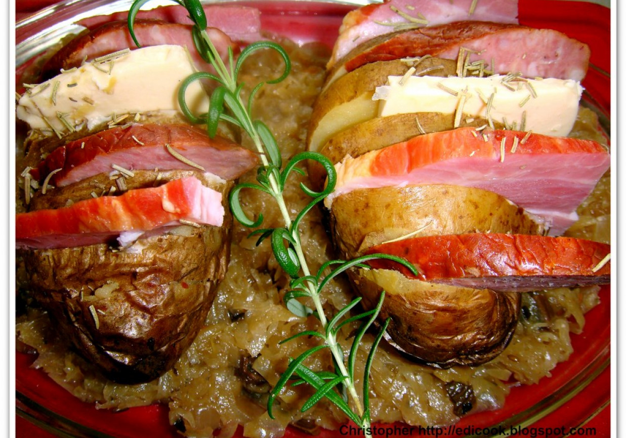Ziemniaki po gospodarsku z kominka na wigilijnej kapuście. foto