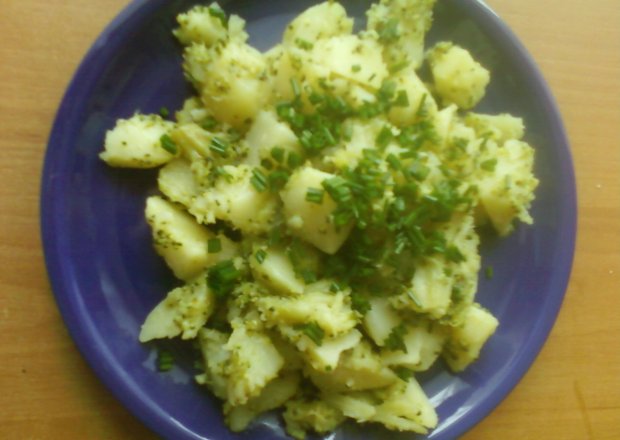 Fotografia przedstawiająca ziemniaki podsmażane z brokułem