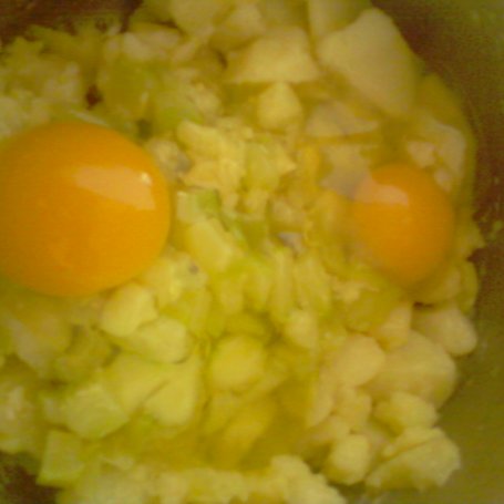 Krok 3 - Ziemniaki podsmażane z cukinią i jajkami foto