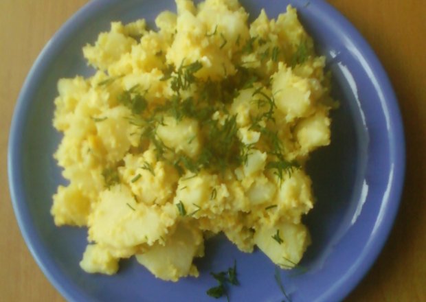 Fotografia przedstawiająca ziemniaki podsmażane z jajkami
