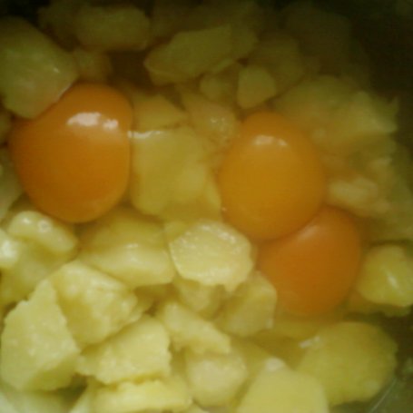 Krok 2 - ziemniaki podsmażane z jajkami foto