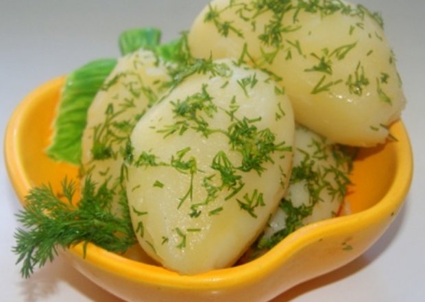 Fotografia przedstawiająca Ziemniaki podwójnie koperkowe z masłem