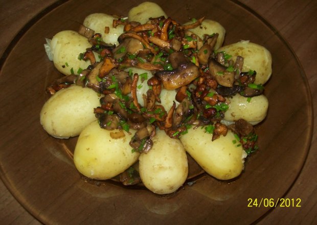 Fotografia przedstawiająca ziemniaki polane grzybami