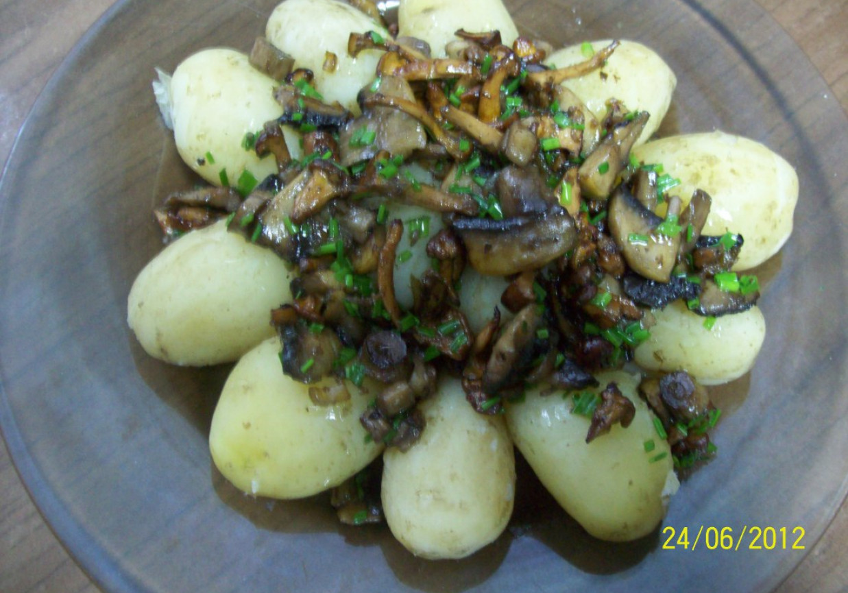 ziemniaki polane grzybami foto