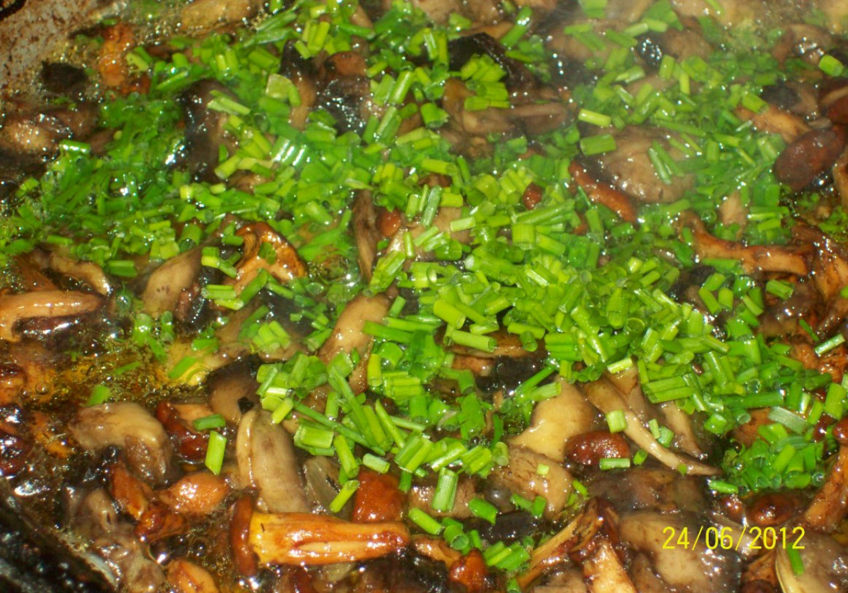 ziemniaki polane grzybami foto