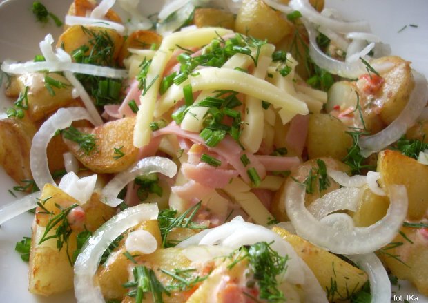 Fotografia przedstawiająca Ziemniaki smażone sałatkowo