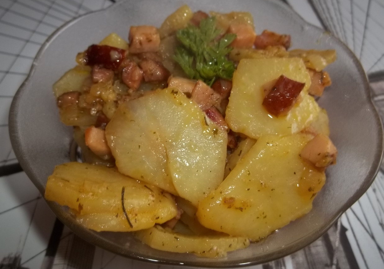 Ziemniaki smażone z cebulą i kiełbasą  foto