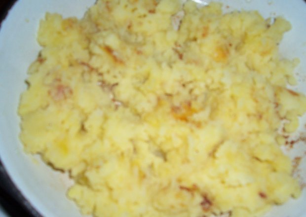 Fotografia przedstawiająca ziemniaki smażone z cebulką