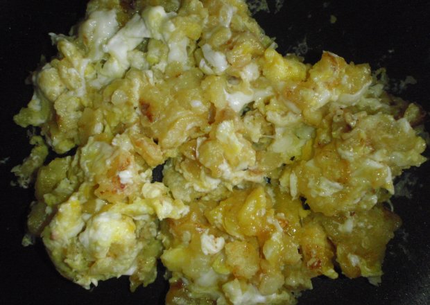 Fotografia przedstawiająca Ziemniaki smażone z jajkiem