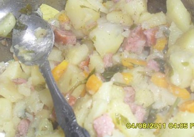 Fotografia przedstawiająca ziemniaki smażone z warzywami