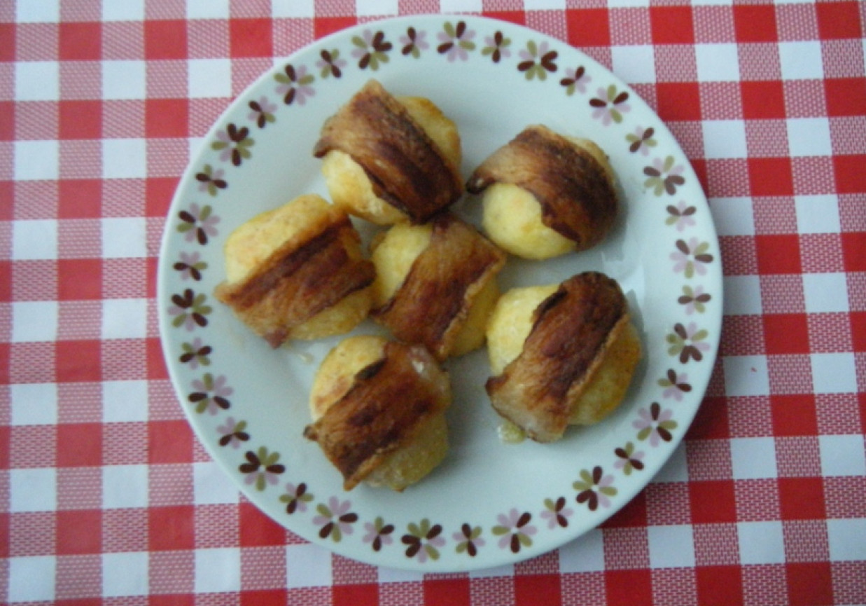 Ziemniaki w chrupiącym bekonie foto