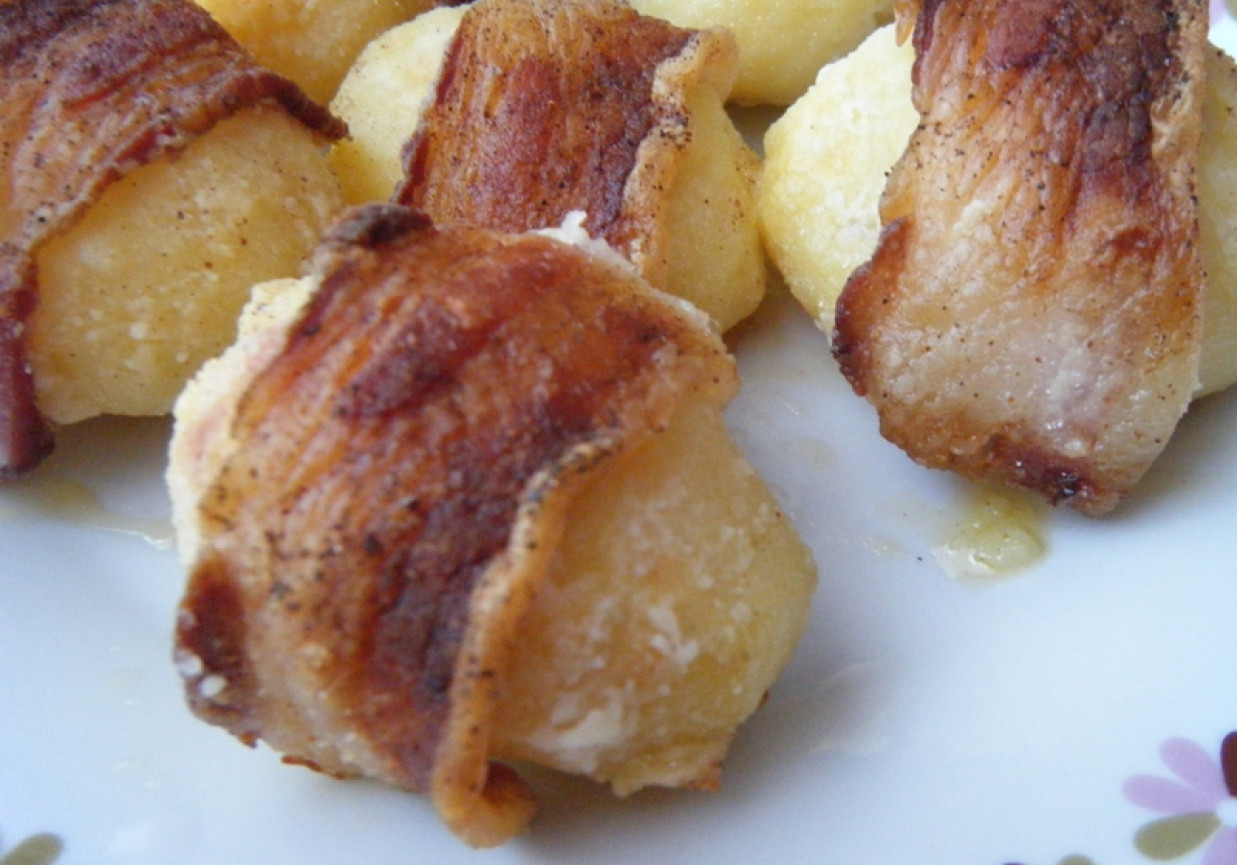 Ziemniaki w chrupiącym bekonie foto