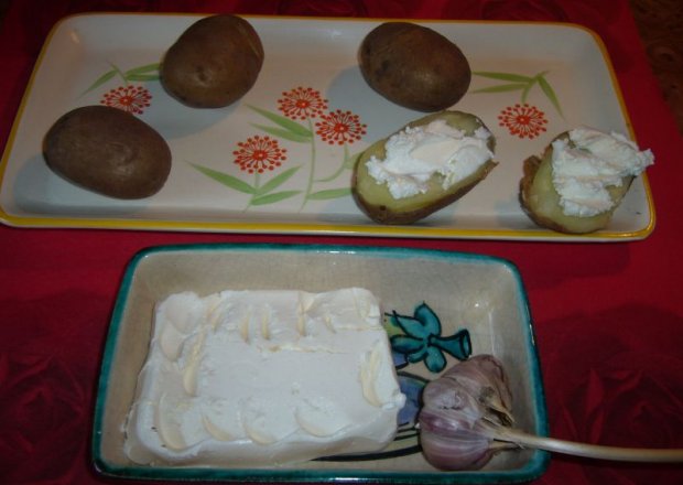 Fotografia przedstawiająca Ziemniaki w łupinach z czosnkiem
