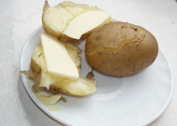 Fotografia przedstawiająca Ziemniaki w mundurkach z masłem
