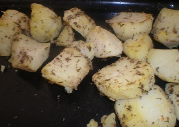 Fotografia przedstawiająca ziemniaki z blaszki