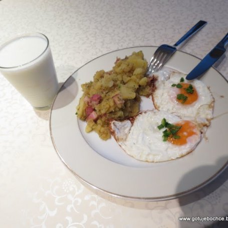 Krok 4 - Ziemniaki z boczkiem i cebulą i jajko sadzone foto