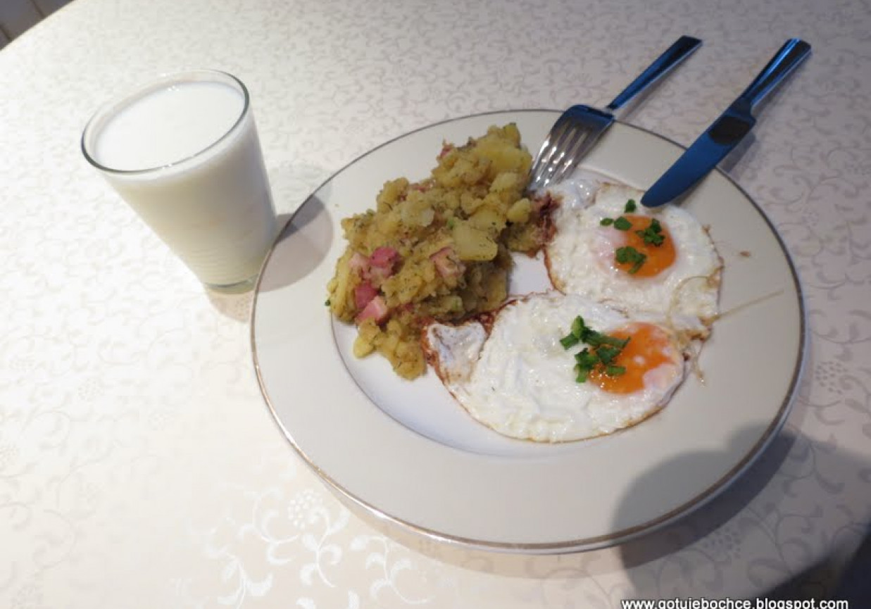 Ziemniaki z boczkiem i cebulą i jajko sadzone foto