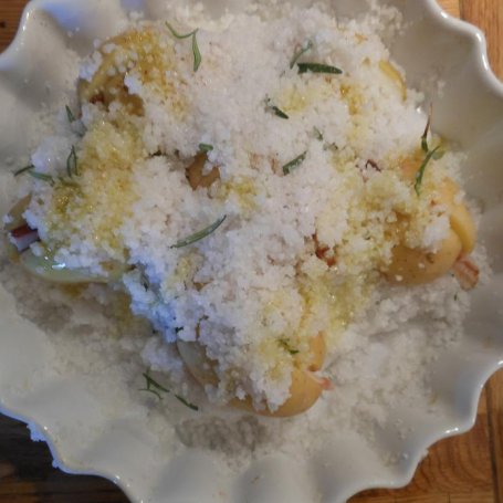 Krok 4 - Ziemniaki z boczkiem i cebulką pieczone w gruboziarnistej soli morskiej foto