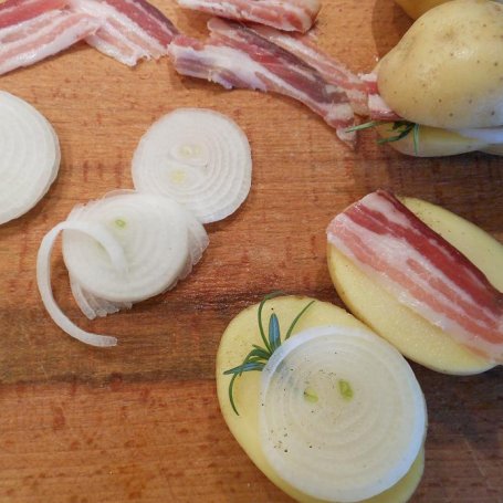 Krok 1 - Ziemniaki z boczkiem i cebulką pieczone w gruboziarnistej soli morskiej foto