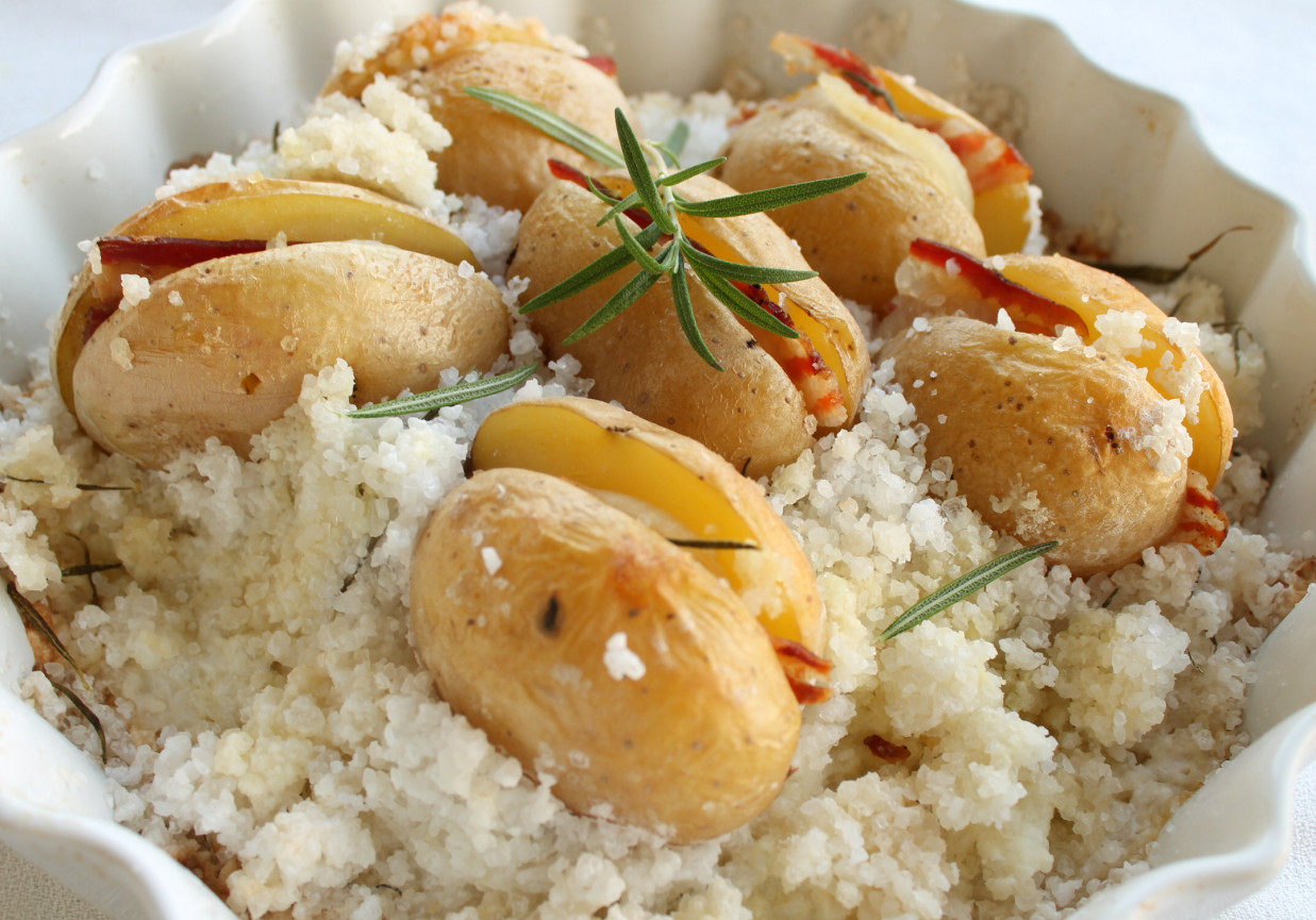 Ziemniaki z boczkiem i cebulką pieczone w gruboziarnistej soli morskiej foto