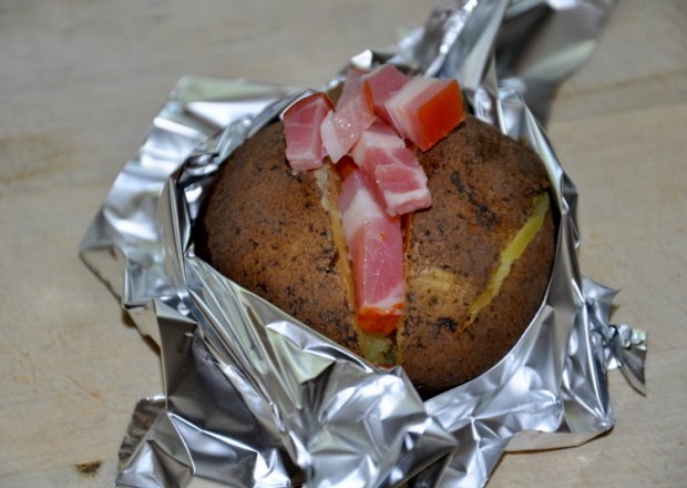 Fotografia przedstawiająca Ziemniaki z boczkiem na grilla