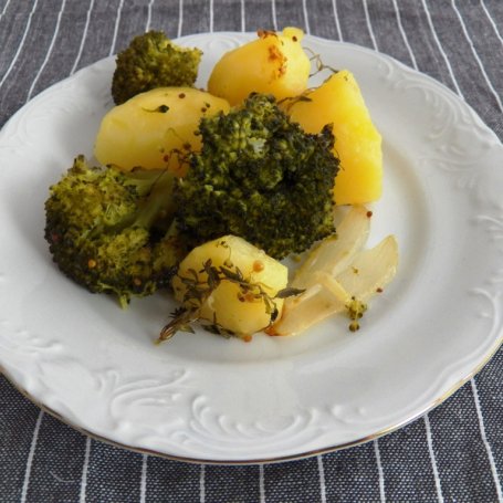 Krok 4 - Ziemniaki z brokułem i cebulą foto