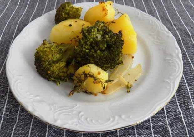 Fotografia przedstawiająca Ziemniaki z brokułem i cebulą