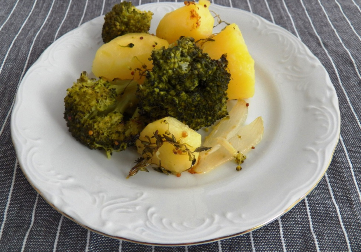Ziemniaki z brokułem i cebulą foto