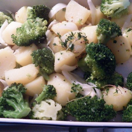 Krok 2 - Ziemniaki z brokułem i cebulą foto