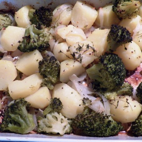 Krok 3 - Ziemniaki z brokułem i cebulą foto