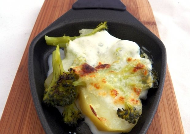 Fotografia przedstawiająca Ziemniaki z brokułem i mozzarellą