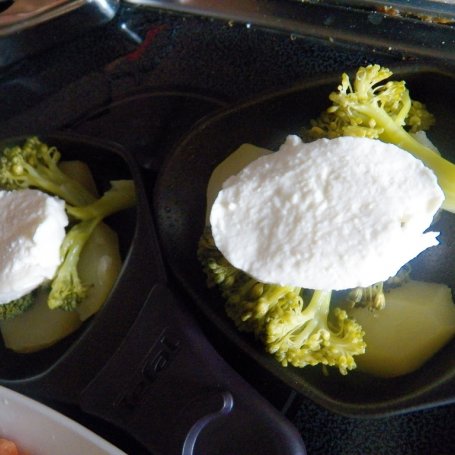 Krok 3 - Ziemniaki z brokułem i mozzarellą foto