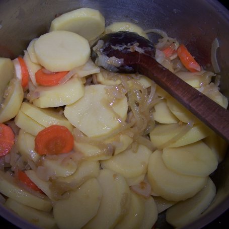 Krok 3 - Ziemniaki z cebulą, czyli smaczna zupa krem :) foto