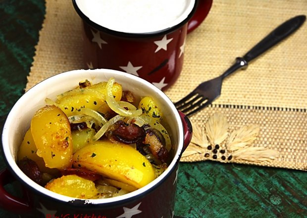 Fotografia przedstawiająca Ziemniaki z cebulą i kiełbasą