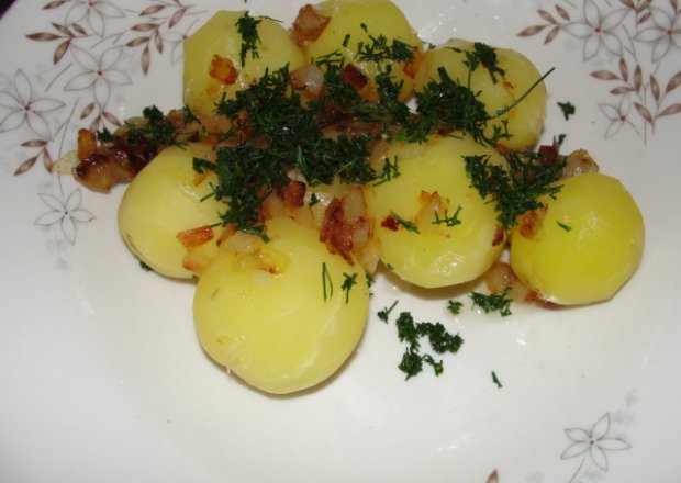 Fotografia przedstawiająca Ziemniaki z cebulą i koperkiem