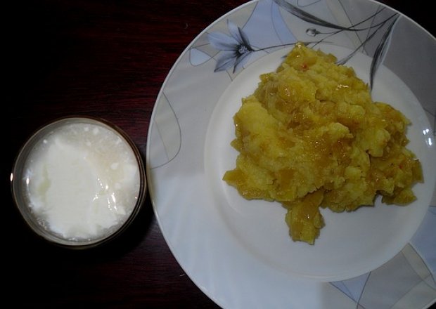 Fotografia przedstawiająca Ziemniaki z cebulą i zsiadłym mlekiem