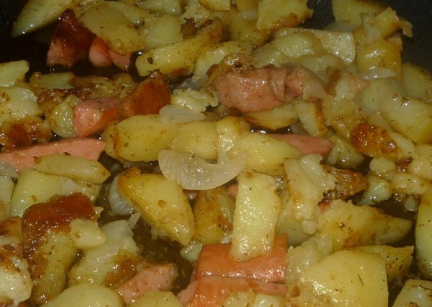 Fotografia przedstawiająca Ziemniaki z cebulką i kiełbasą
