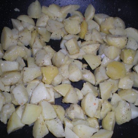 Krok 2 - Ziemniaki z cebulką i wędliną smażone na maśle foto