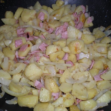 Krok 3 - Ziemniaki z cebulką i wędliną smażone na maśle foto